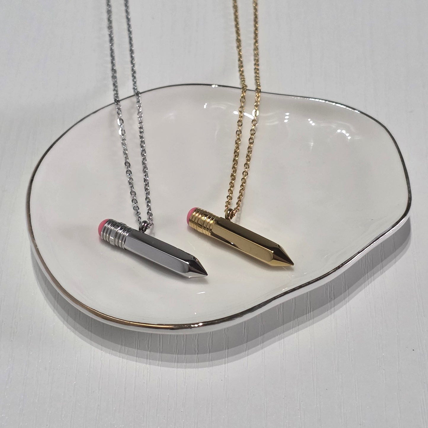 ✨ Oferta: Duo de Cadenas con Colgante de Lápiz – Dorado y Plateado ✨