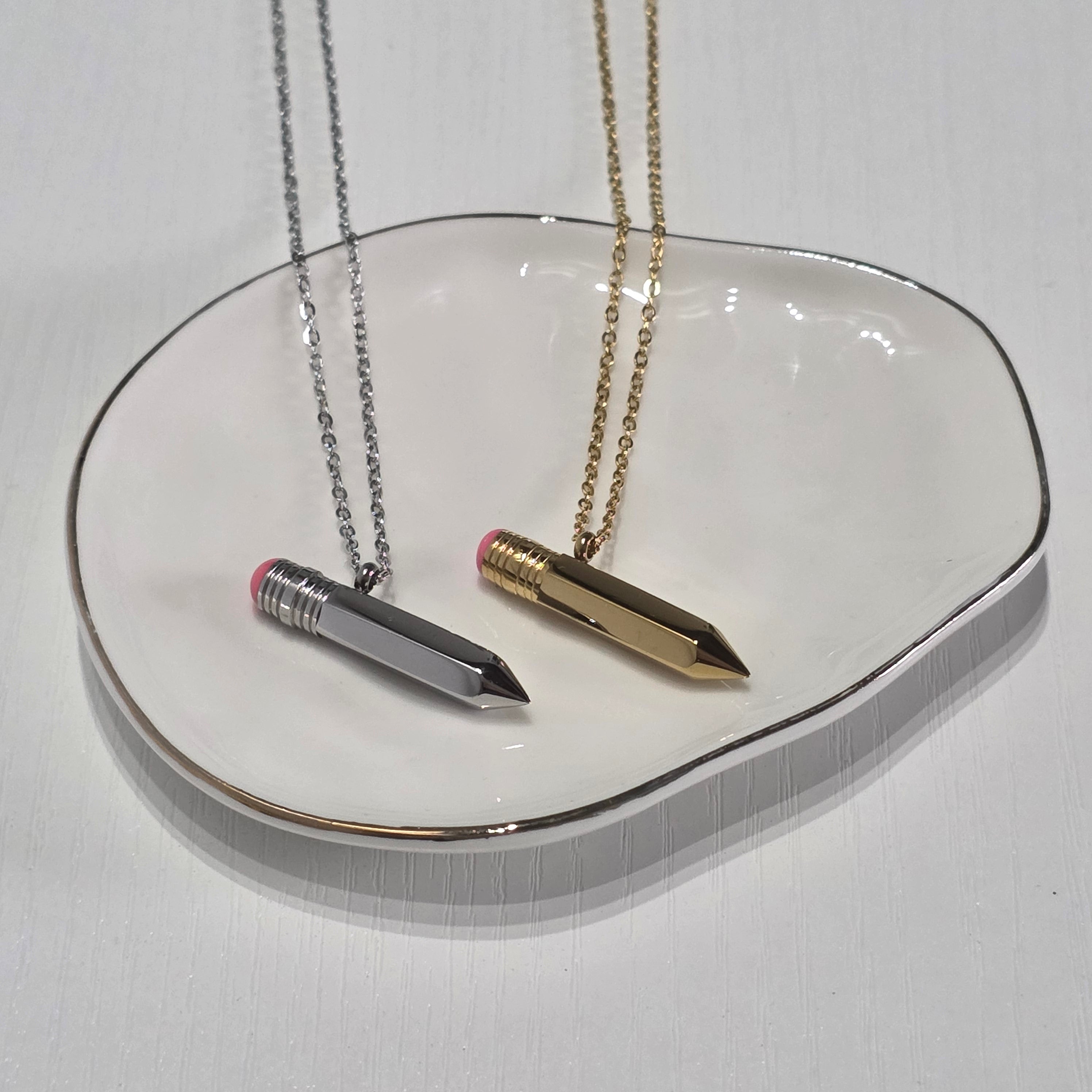 ✨ Oferta: Duo de Cadenas con Colgante de Lápiz – Dorado y Plateado ✨