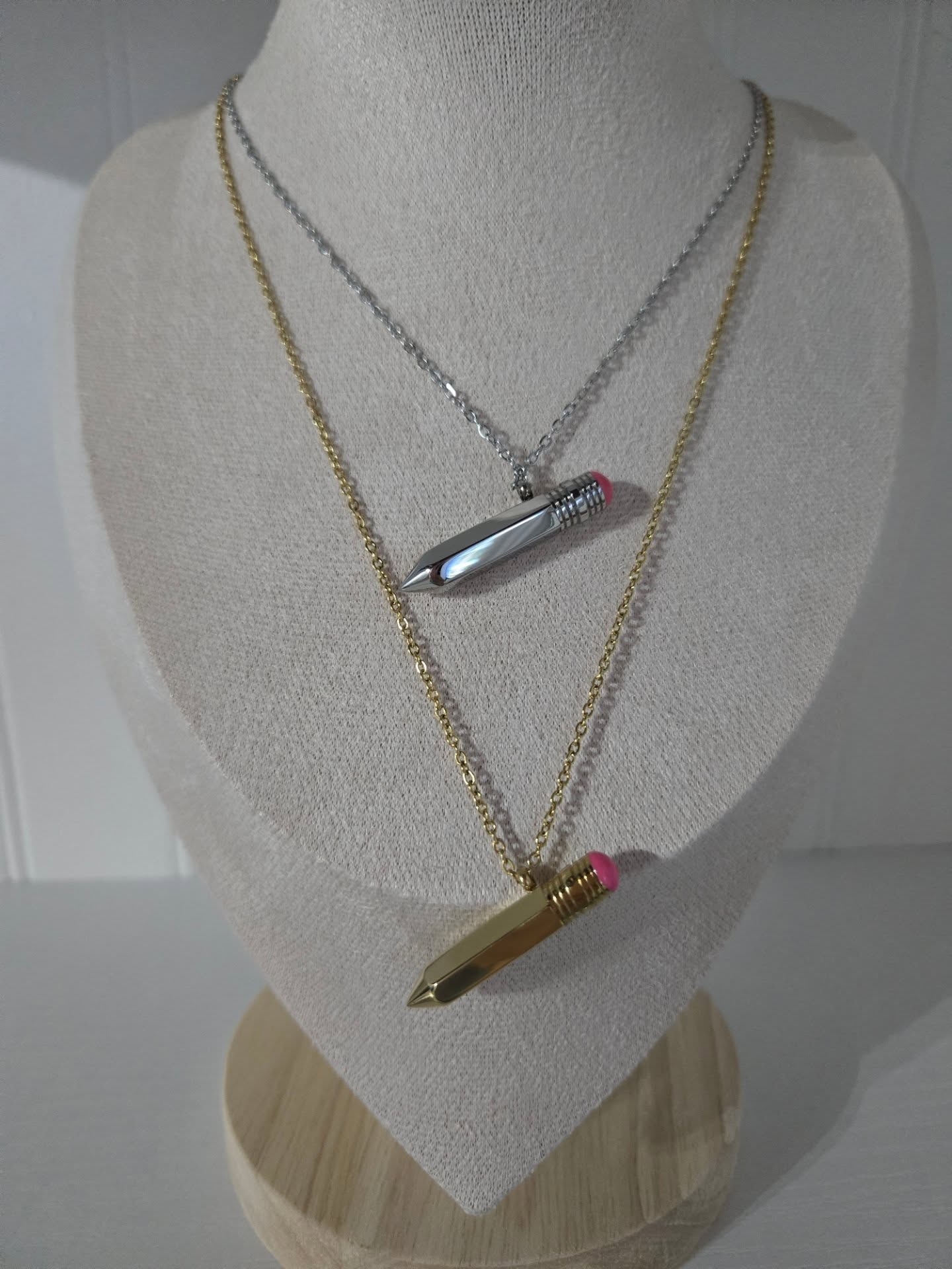 ✨ Oferta Especial: 2 Cadenas con Colgante de Lápiz – Dorado y Plateado ✨
